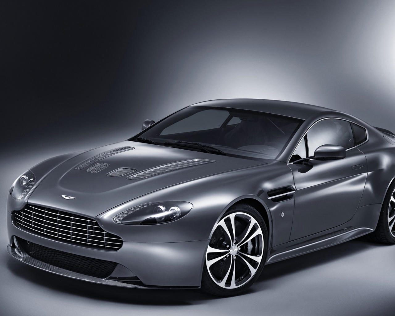 Aston Martin V12 Vantage 2