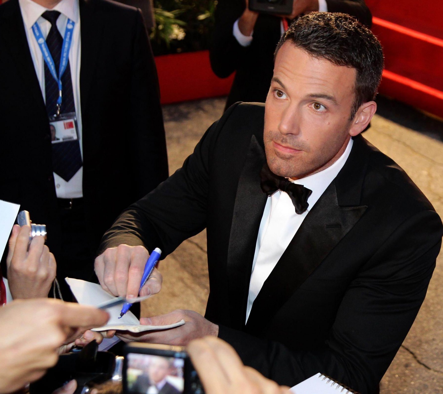 Ben Affleck Signing Autograph