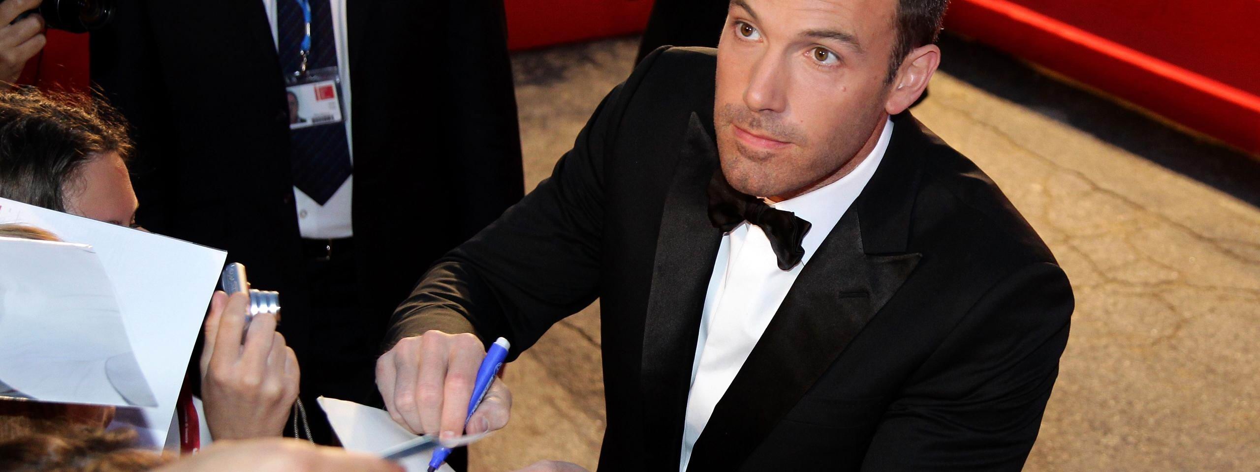 Ben Affleck Signing Autograph