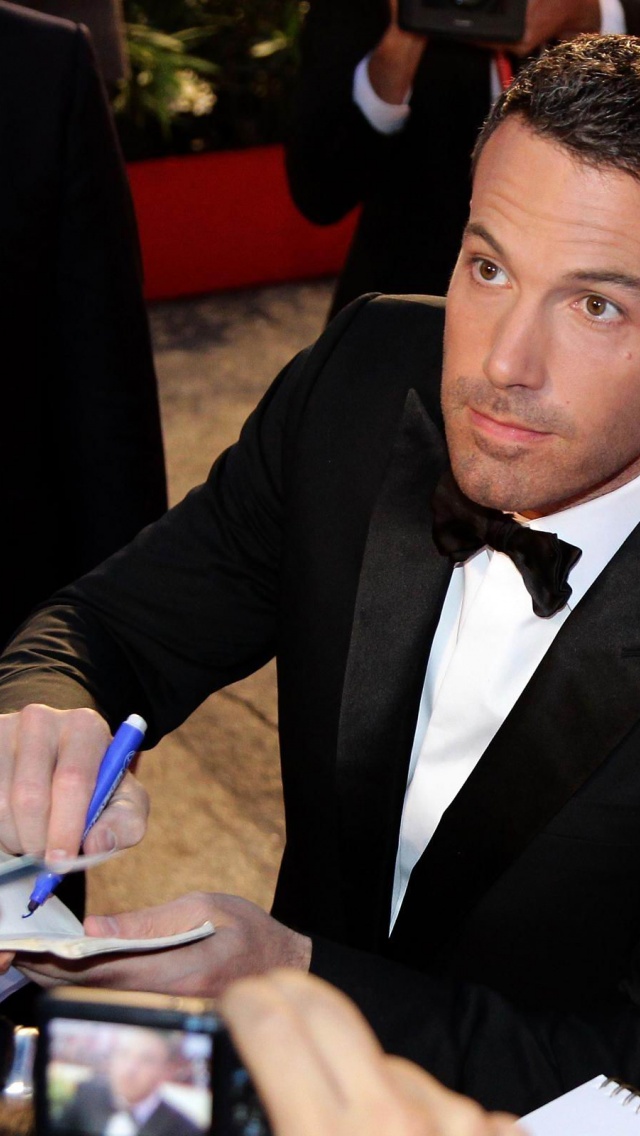 Ben Affleck Signing Autograph