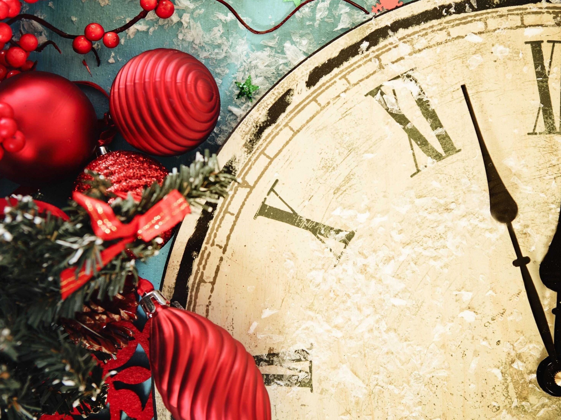 Berry Red Ornaments Clock New Year