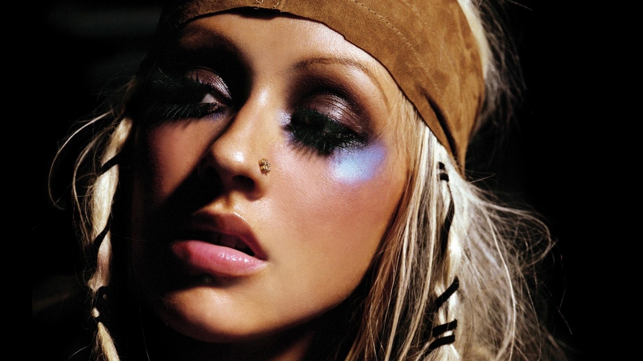 Christina Aguilera Face Make Up Piercing Lips