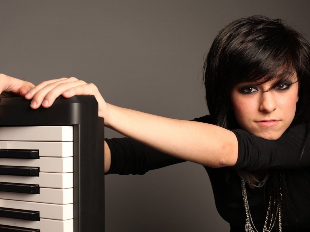 Christina Grimmie Keys Girl Brunette Hands