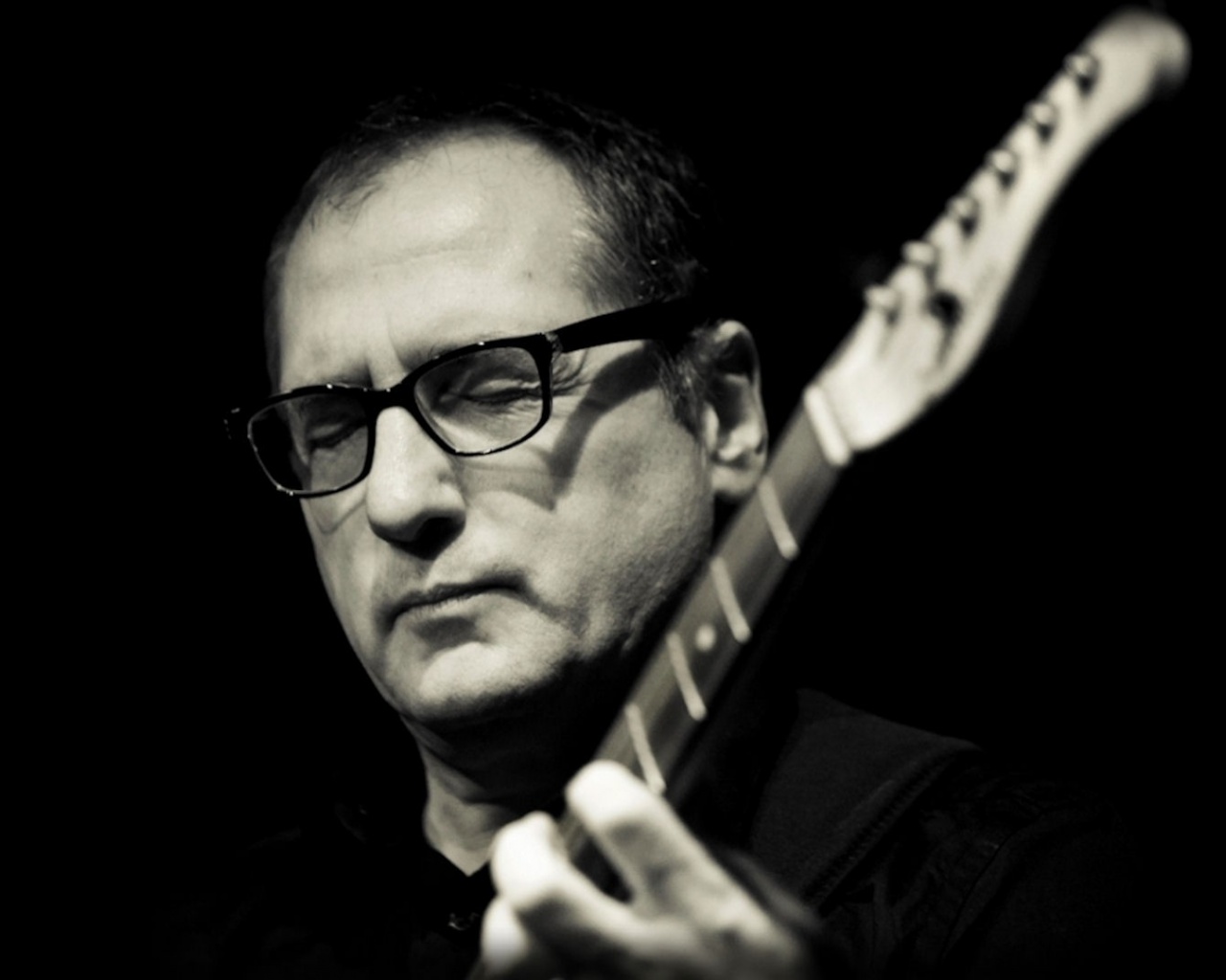 Chuck Loeb Face Glasses Guitar Play