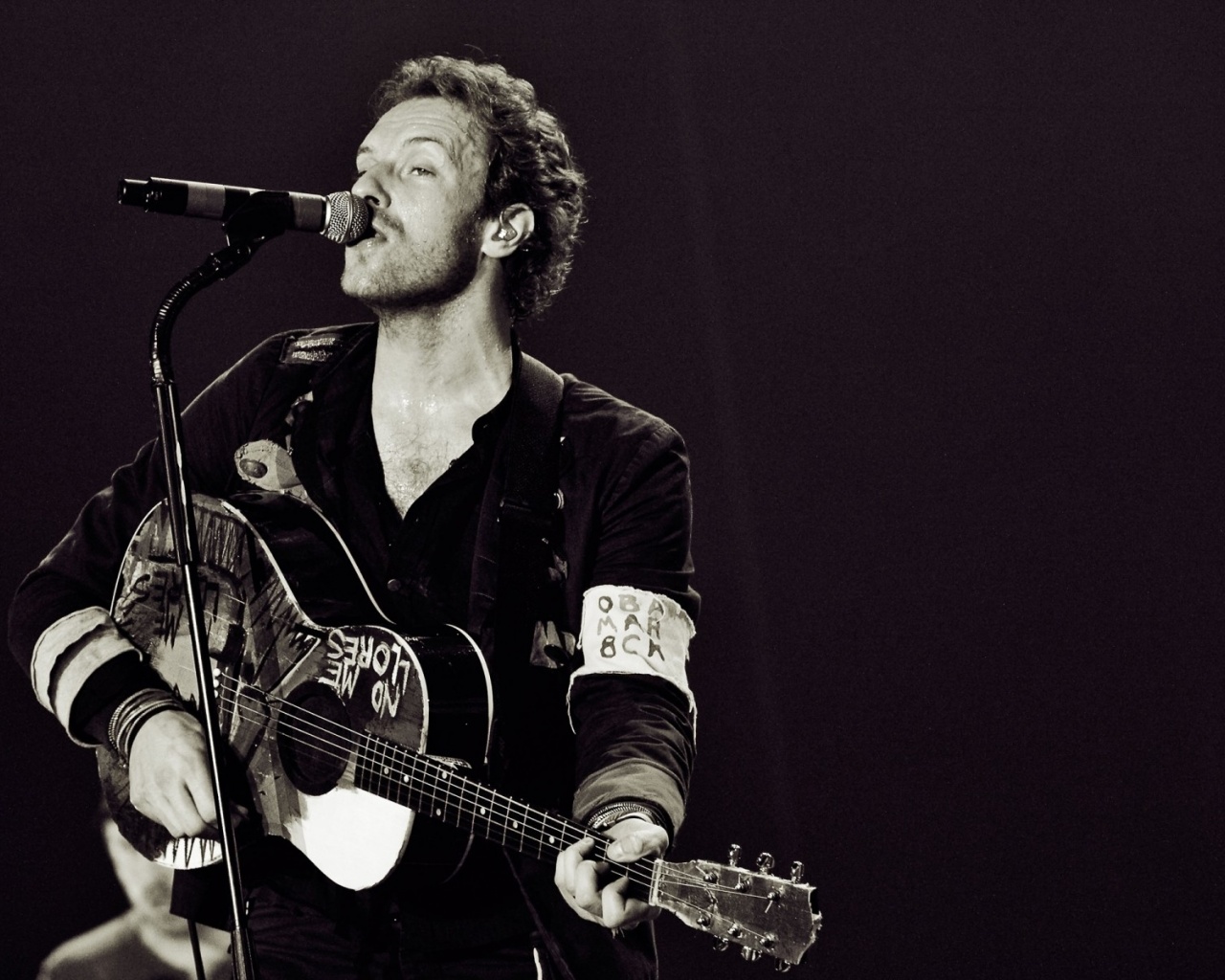 Coldplay Singing Microphone Guitar Solo