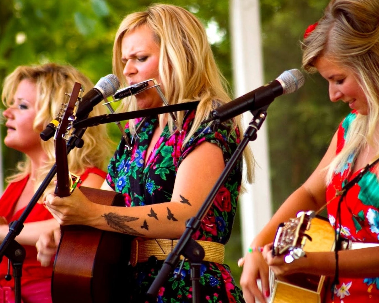 Cookies And Beans Guitars Tattoo Show Blondes