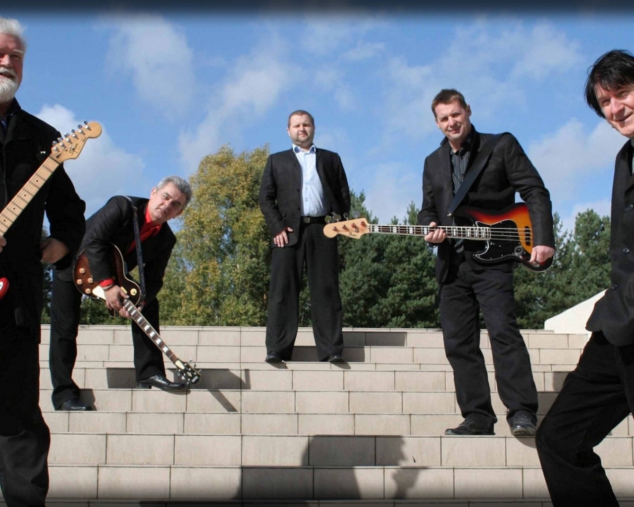 Czerwone Gitary Guitars Suits Stairs Clouds