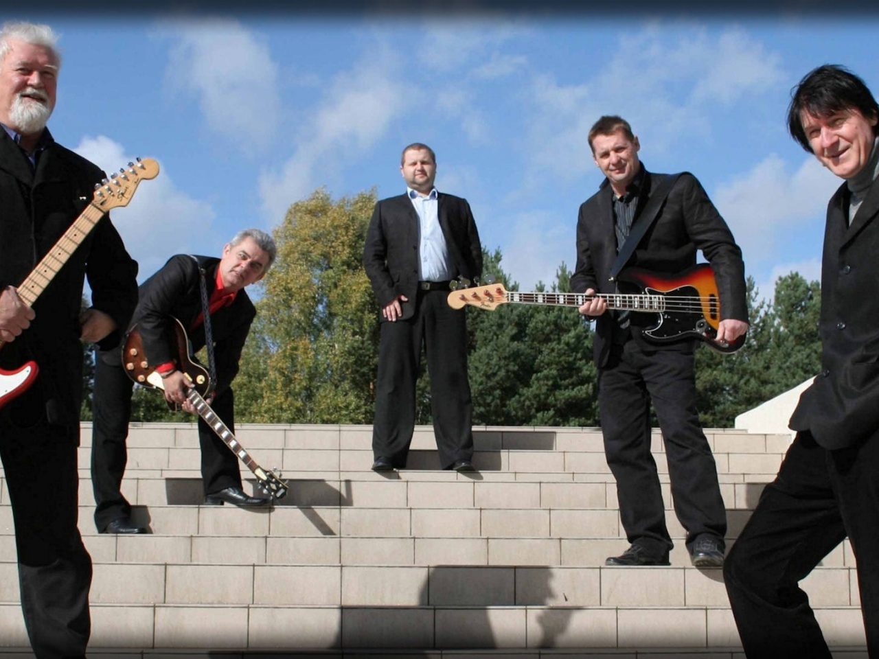 Czerwone Gitary Guitars Suits Stairs Clouds