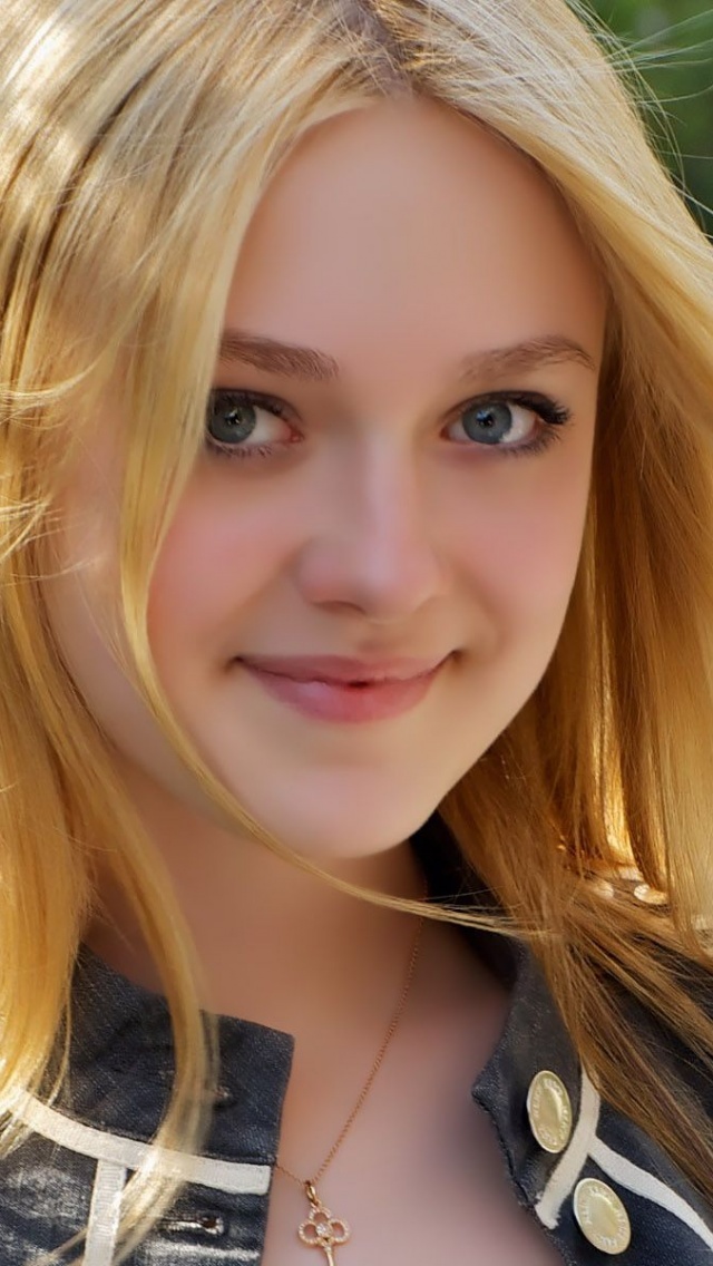 Dakota Fanning Actor Celebrity Blond