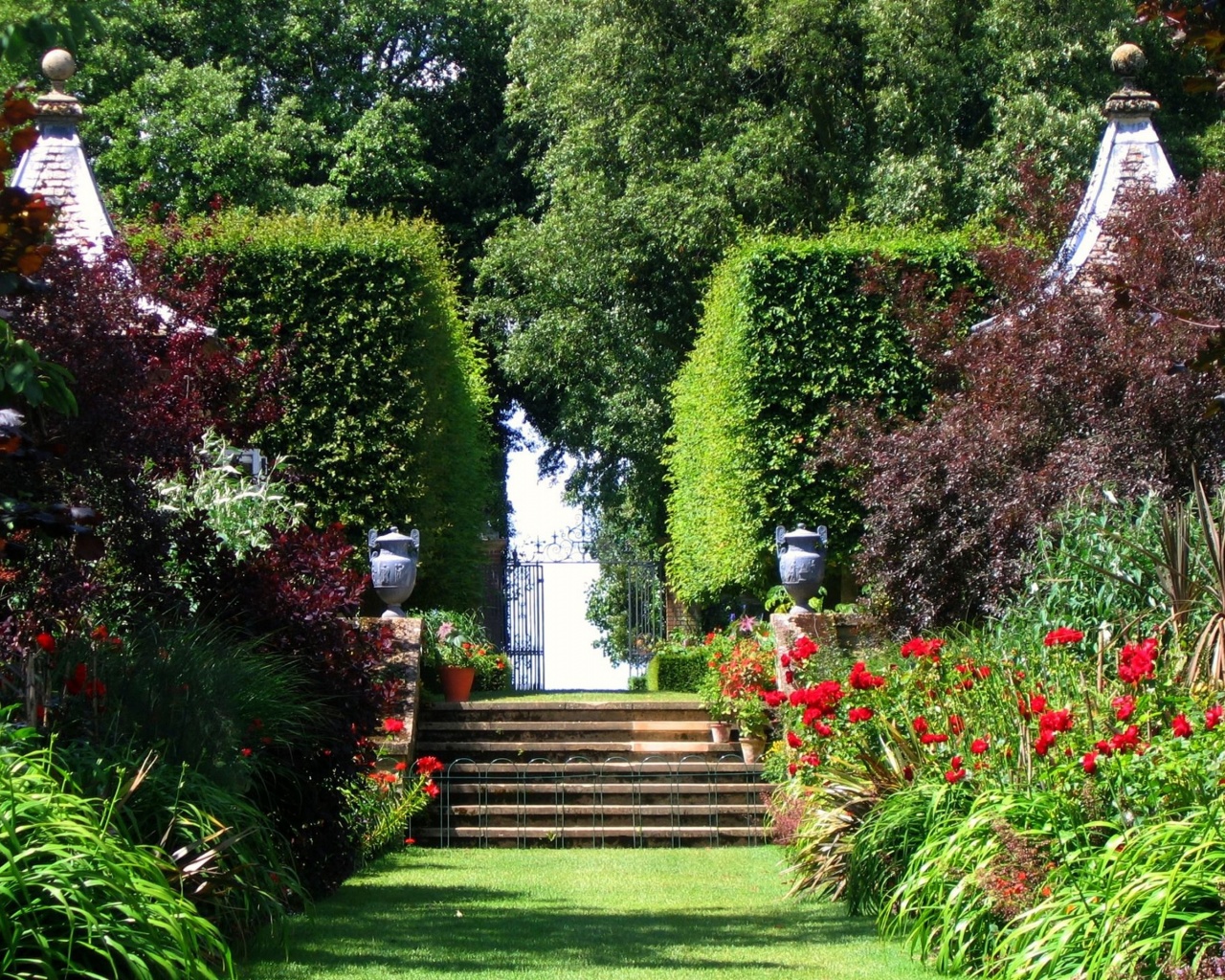 Famous Red Border At Hidcote Cotswolds