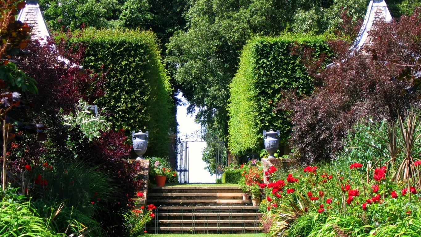 Famous Red Border At Hidcote Cotswolds