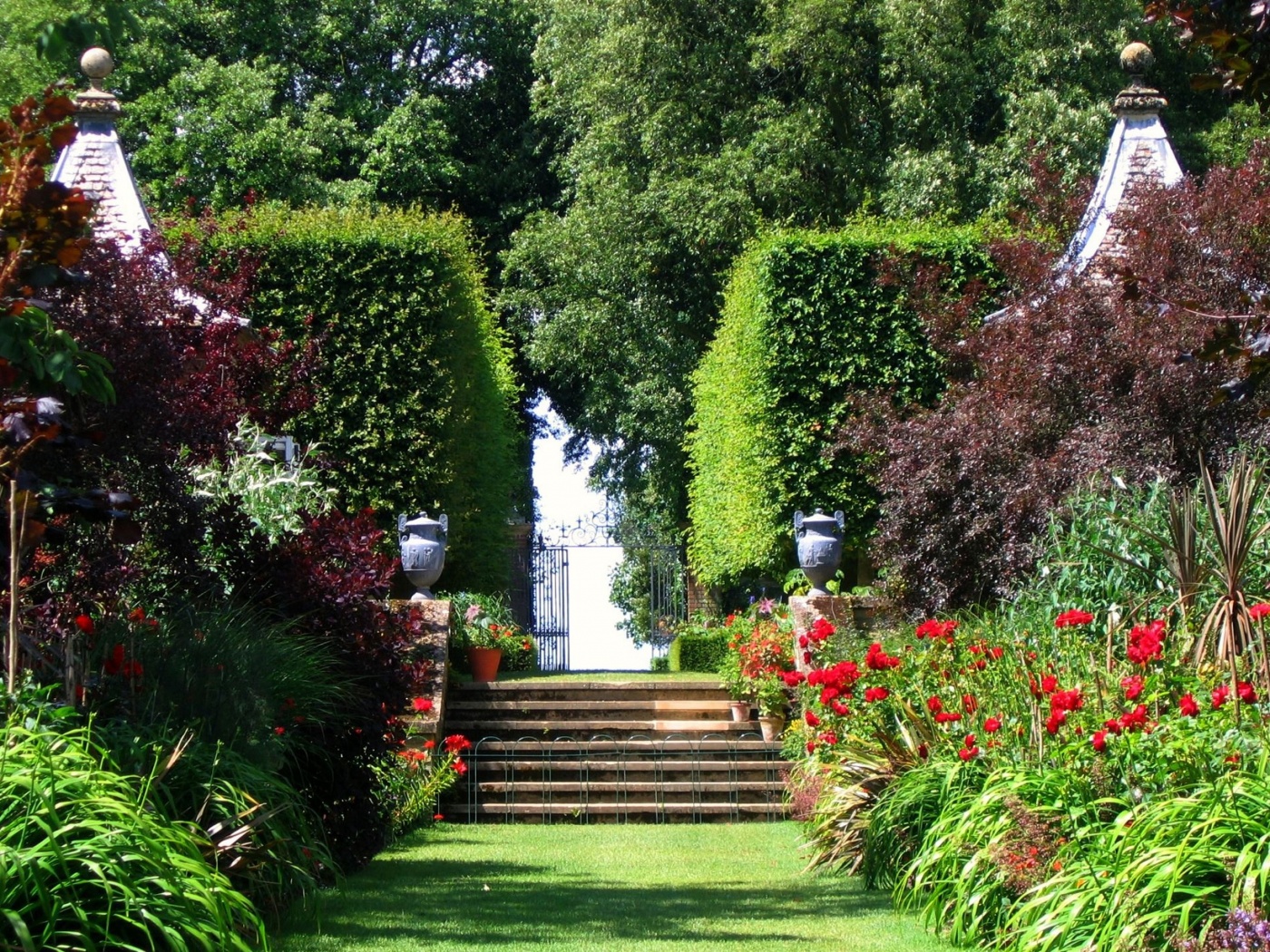 Famous Red Border At Hidcote Cotswolds