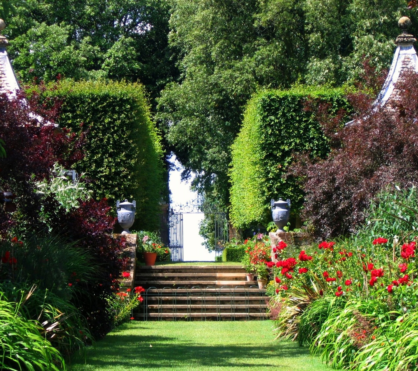 Famous Red Border At Hidcote Cotswolds