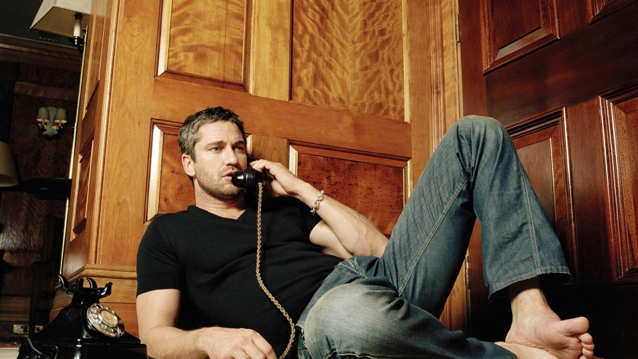 Gerard Butler Speaking On Phone