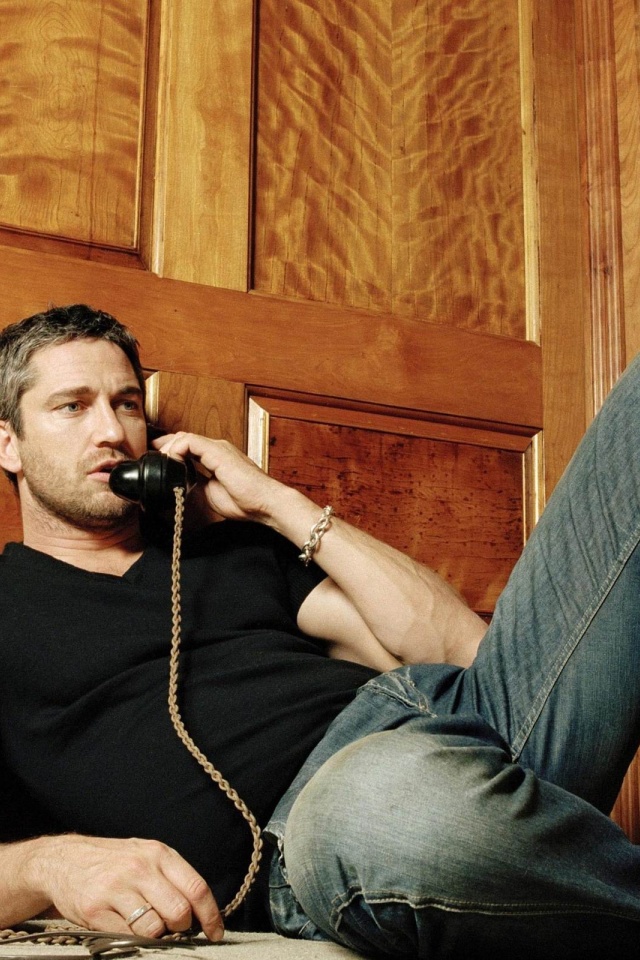 Gerard Butler Speaking On Phone