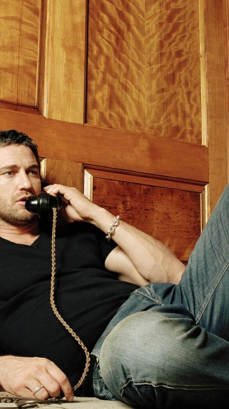 Gerard Butler Speaking On Phone