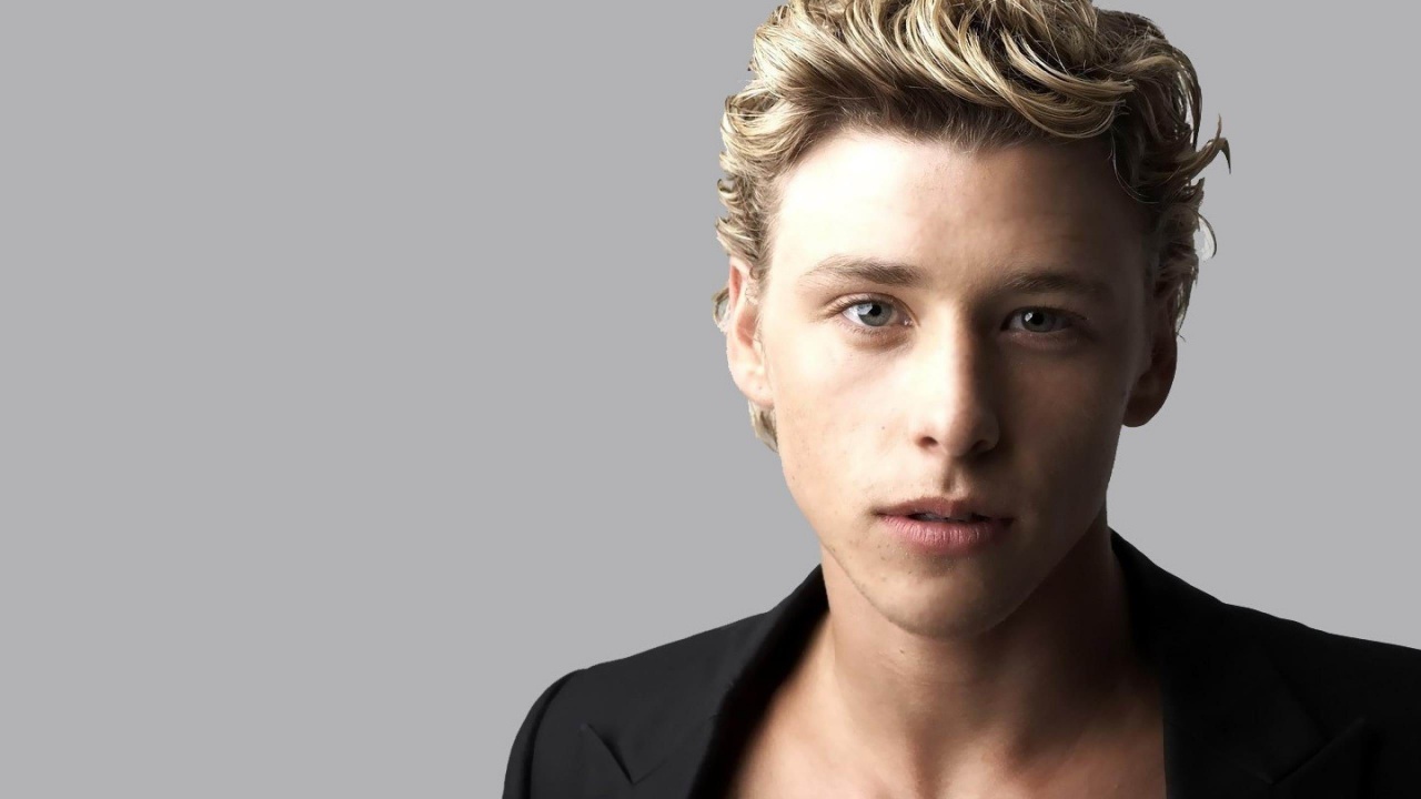 Mitch Hewer Golden Hair Clear Gray Blue Eyes Britain Actor Niche