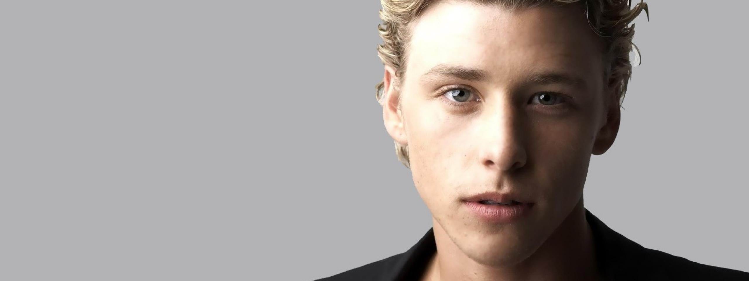 Mitch Hewer Golden Hair Clear Gray Blue Eyes Britain Actor Niche