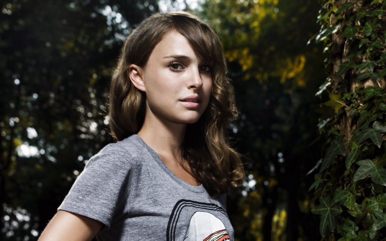 Natalie Portman Brunette Shirt Face Trees