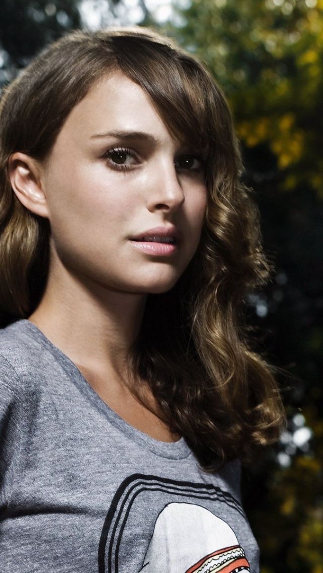 Natalie Portman Brunette Shirt Face Trees