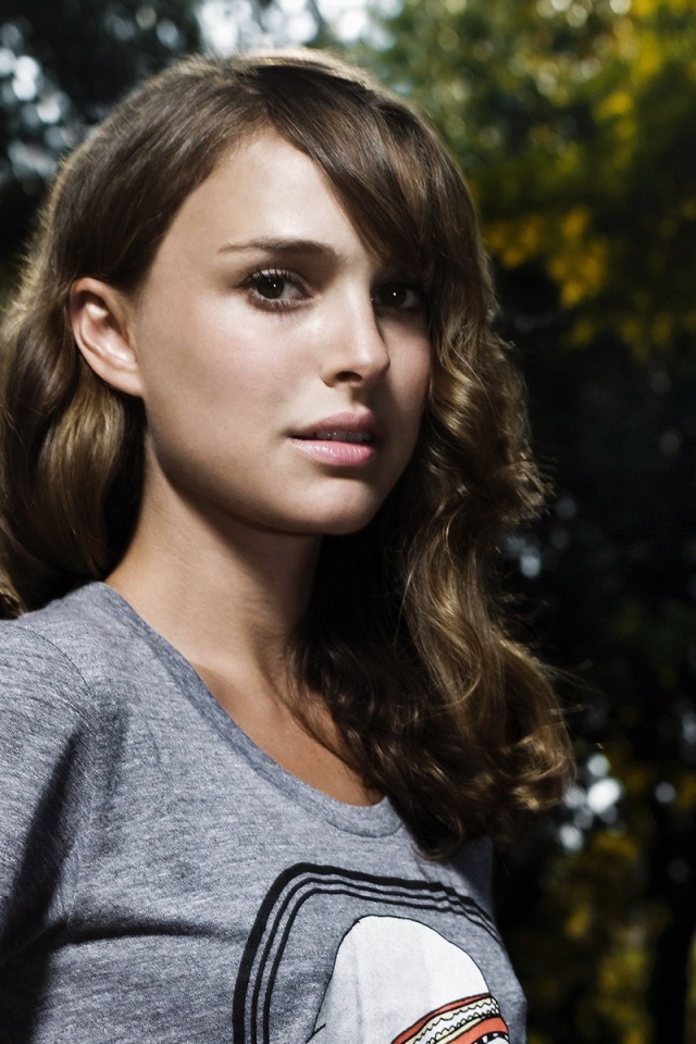 Natalie Portman Brunette Shirt Face Trees