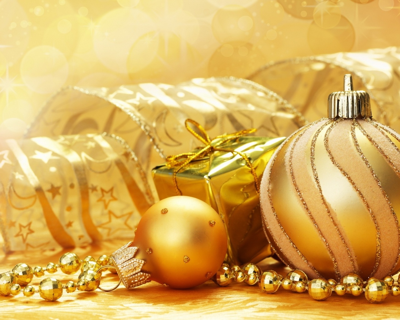 New Year Christmas Spheres Gold