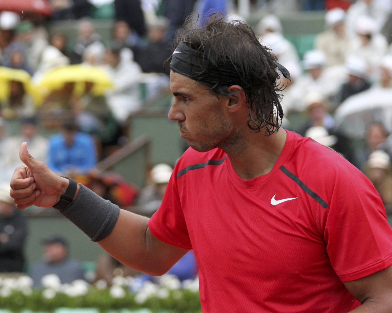 Rafael Nadal Gives Thumbs Up