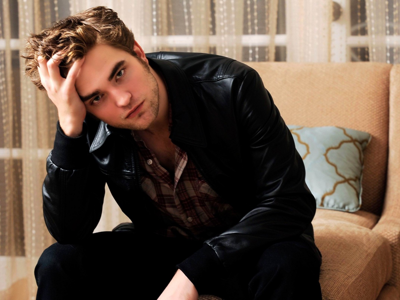 Robert Pattinson Hollywooddesktop