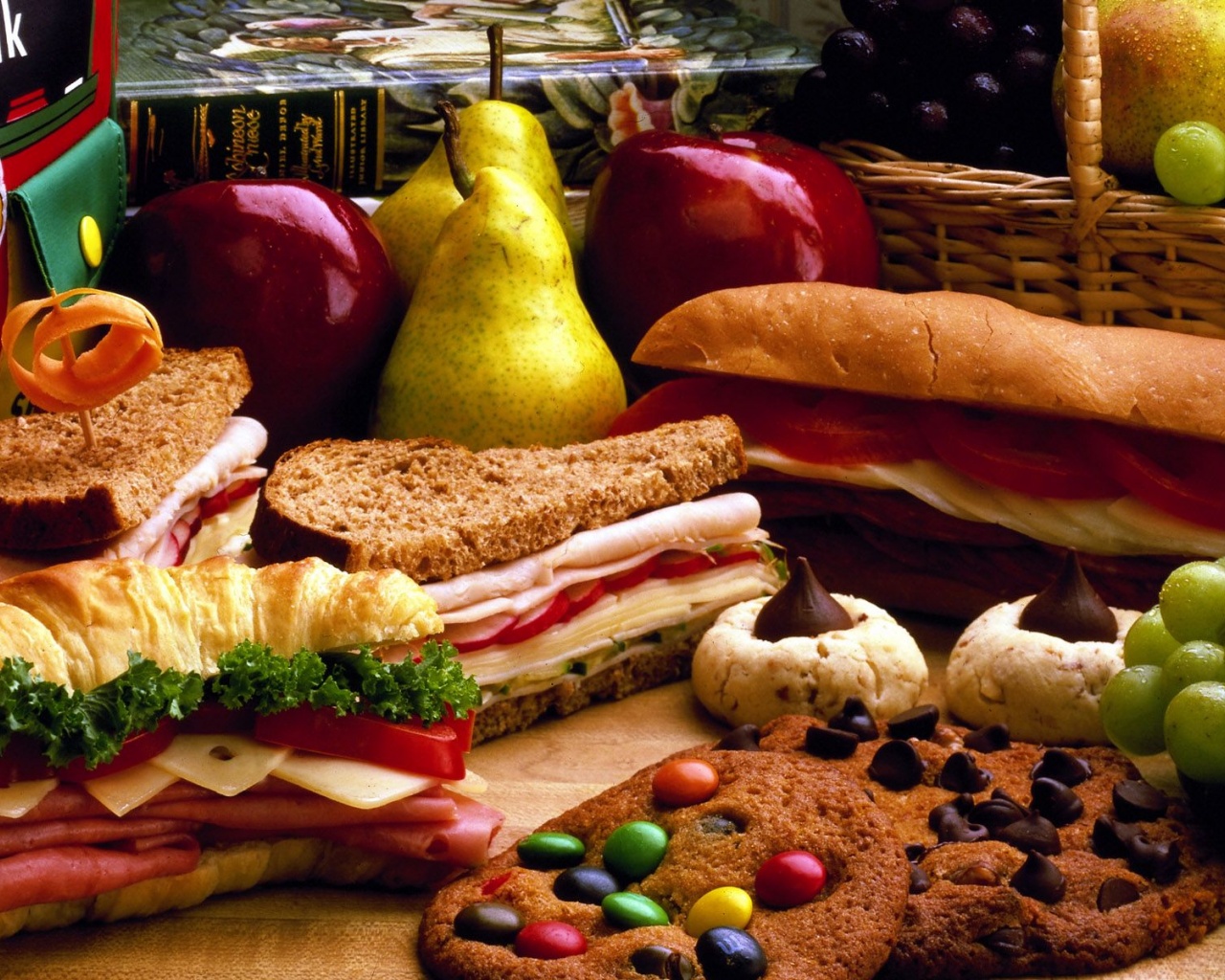 Sandwiches Cookies Bread Grapes Pears Apples