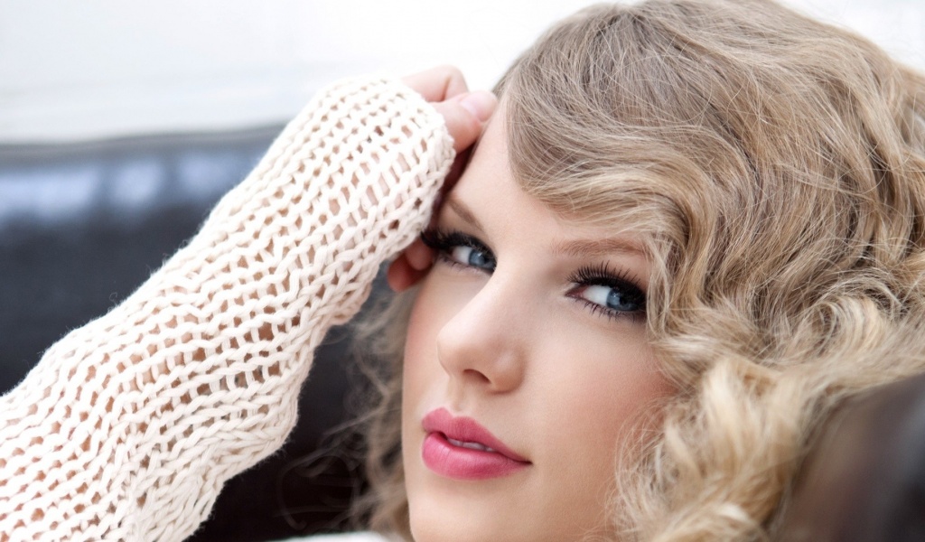 Taylor Swift Singer Jacket Face Lips