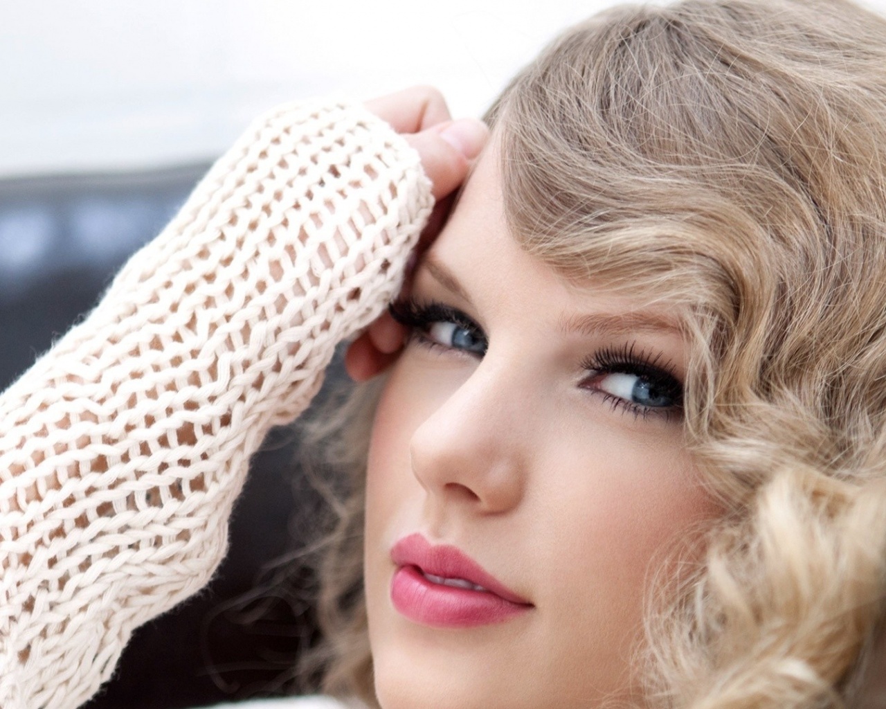 Taylor Swift Singer Jacket Face Lips