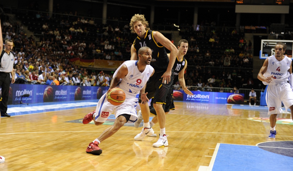 Tony Parker Crosses Over Nowicki