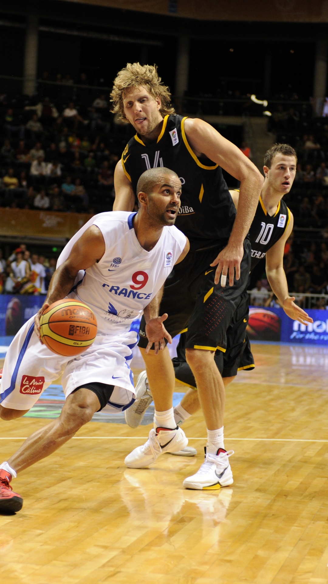 Tony Parker Crosses Over Nowicki