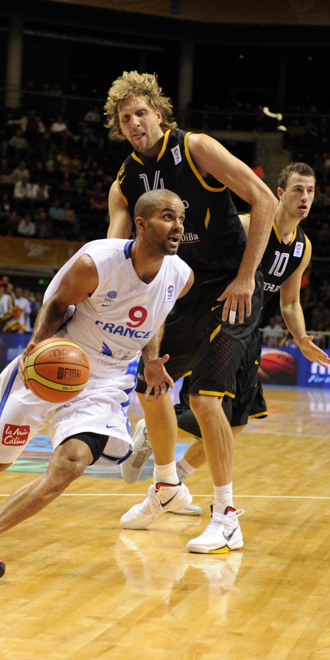 Tony Parker Crosses Over Nowicki