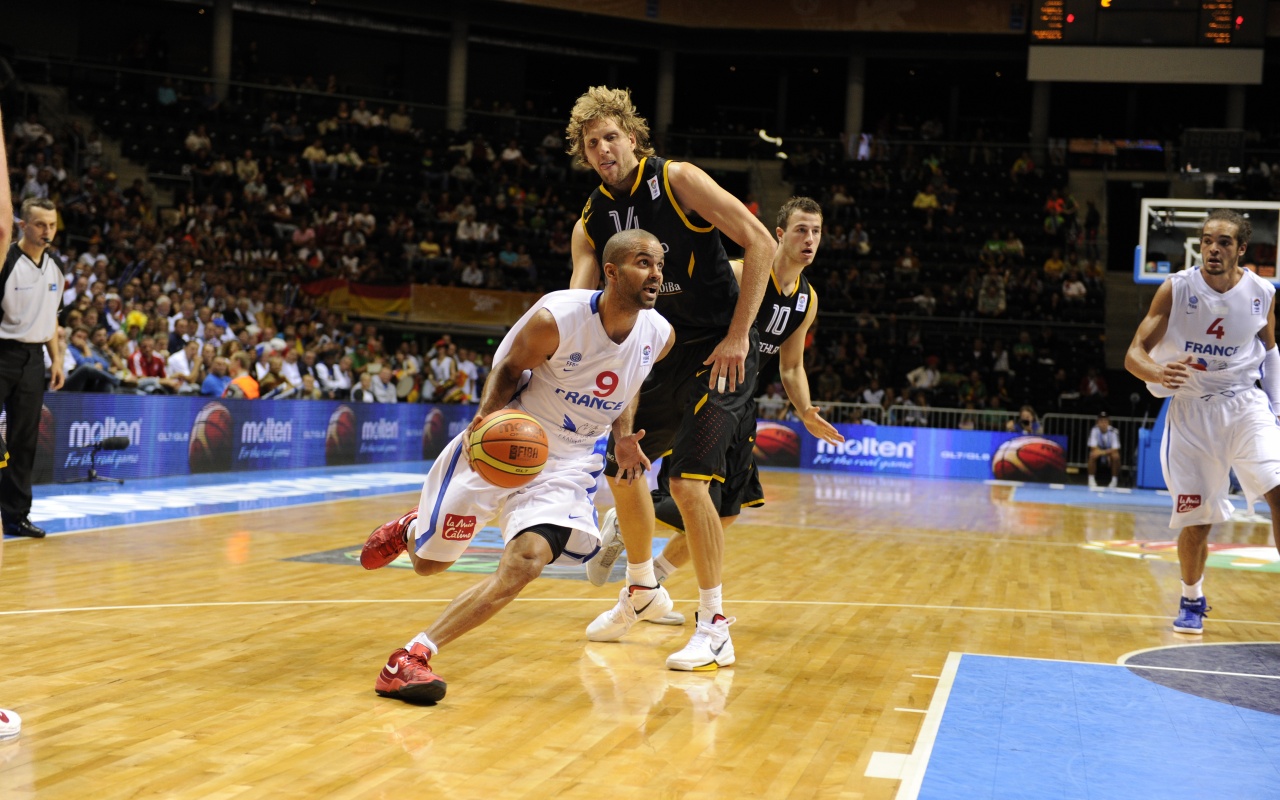 Tony Parker Crosses Over Nowicki