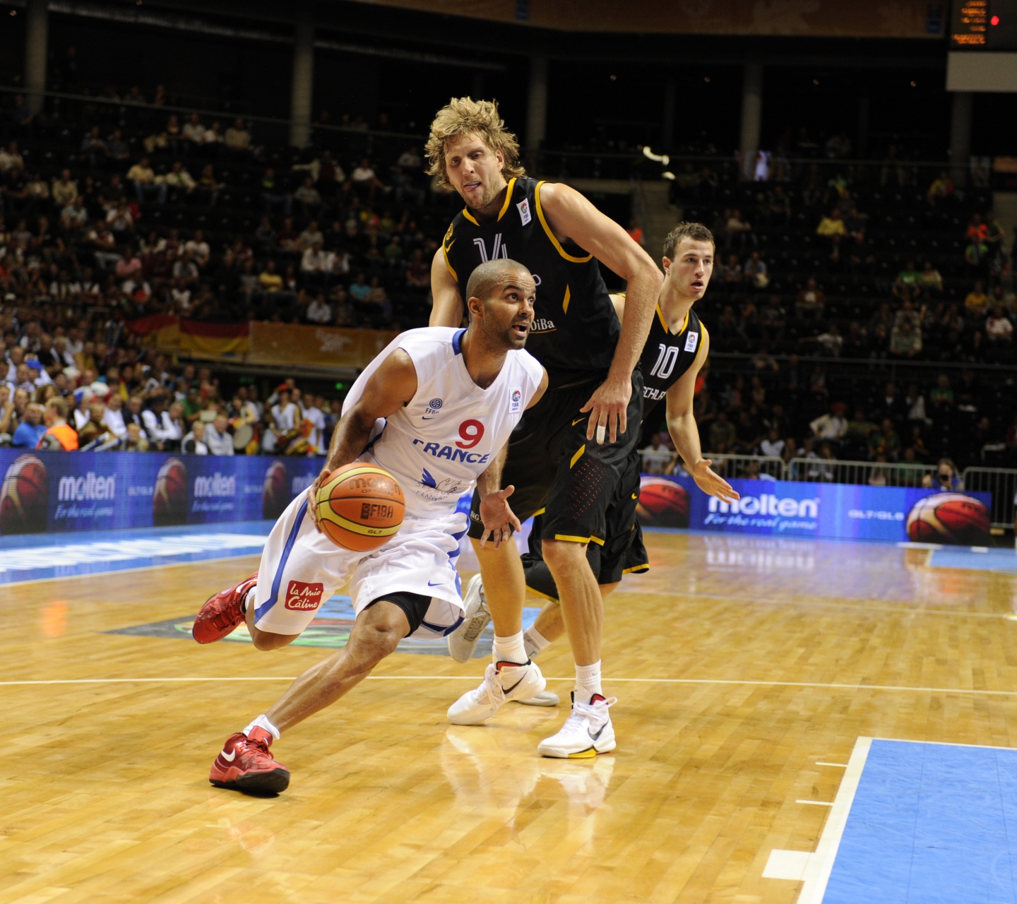 Tony Parker Crosses Over Nowicki