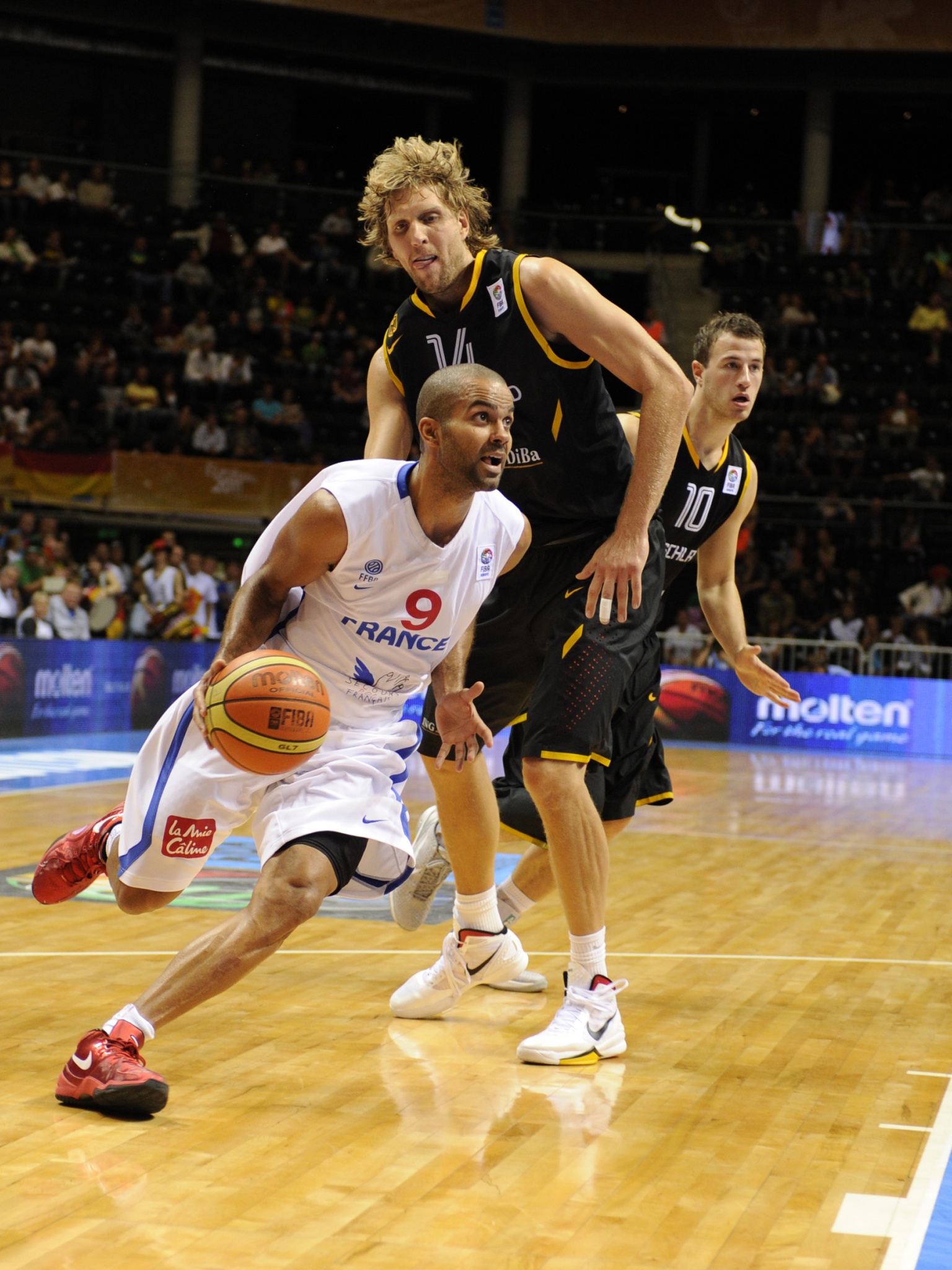 Tony Parker Crosses Over Nowicki