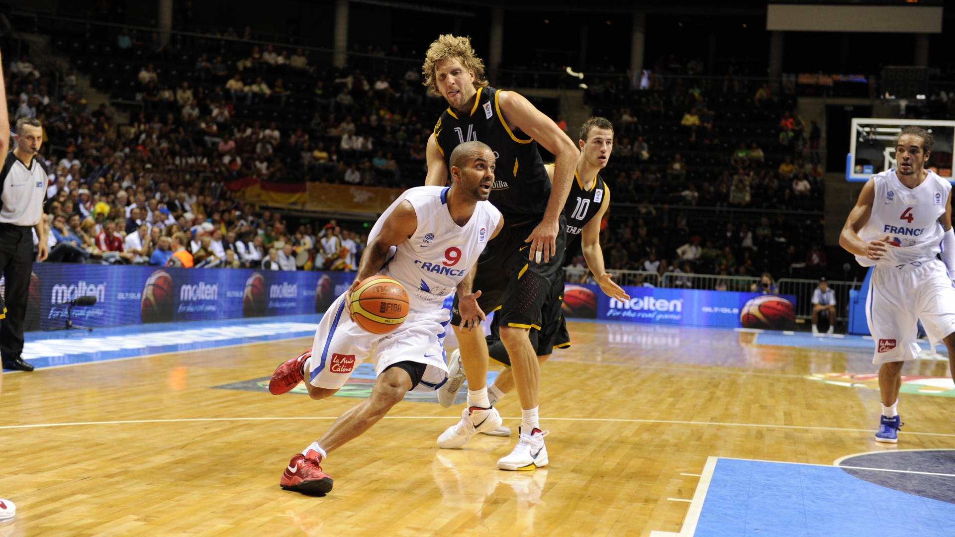 Tony Parker Crosses Over Nowicki