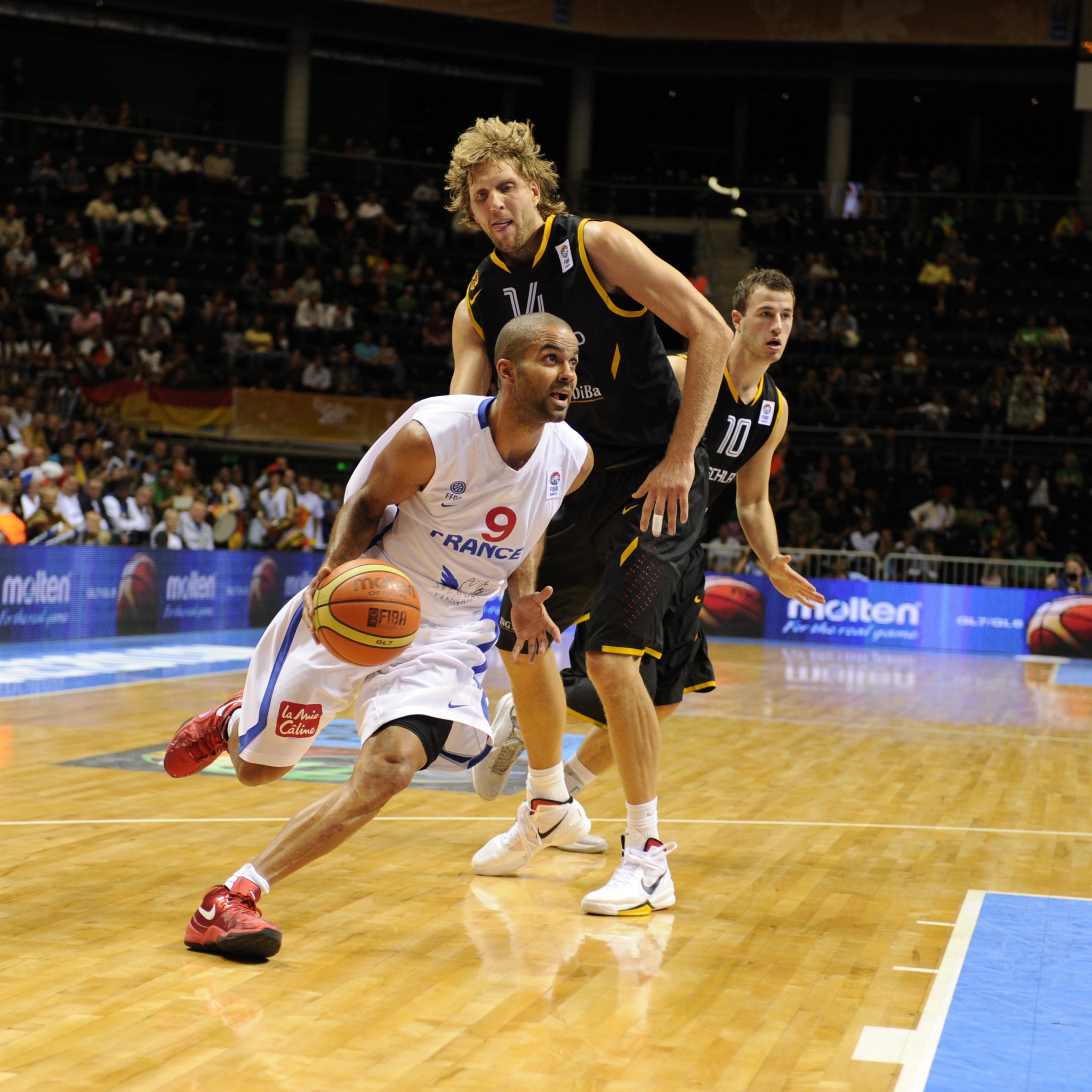 Tony Parker Crosses Over Nowicki