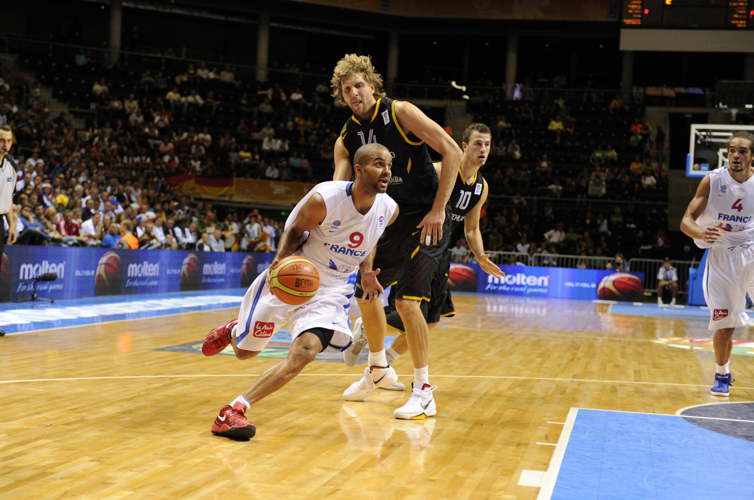 Tony Parker Crosses Over Nowicki