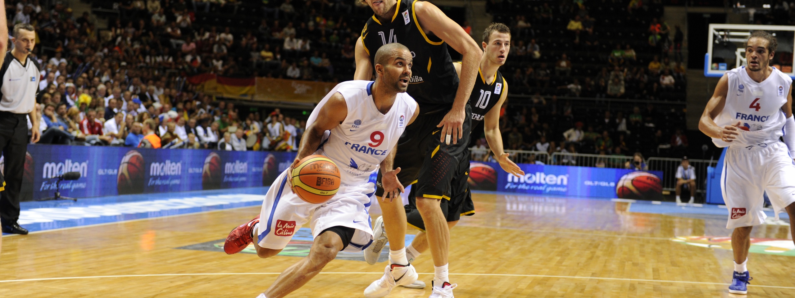 Tony Parker Crosses Over Nowicki