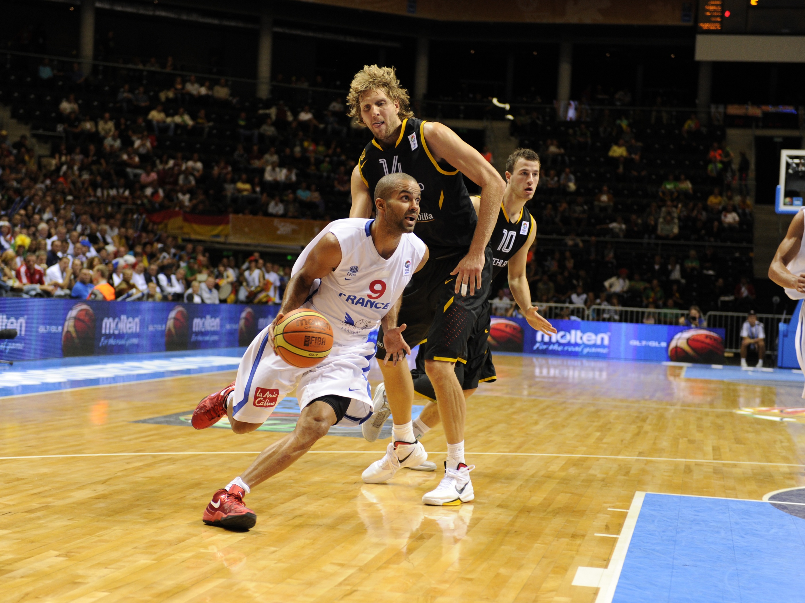 Tony Parker Crosses Over Nowicki