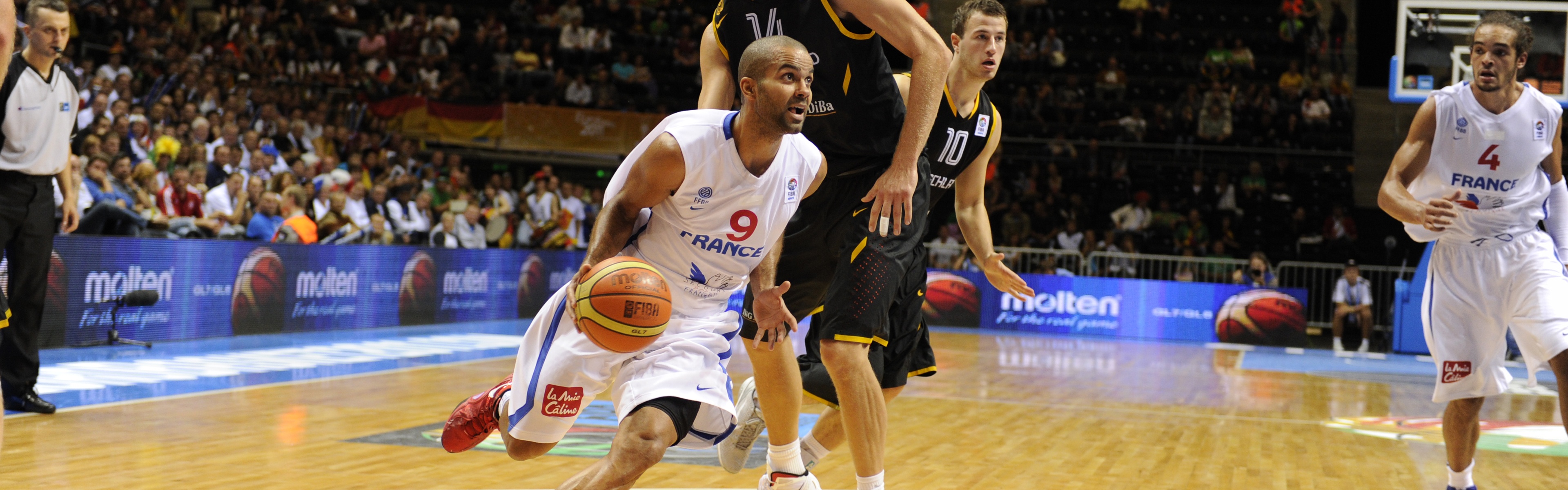 Tony Parker Crosses Over Nowicki