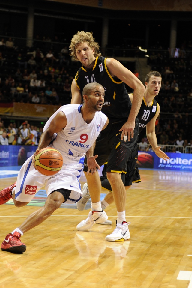 Tony Parker Crosses Over Nowicki