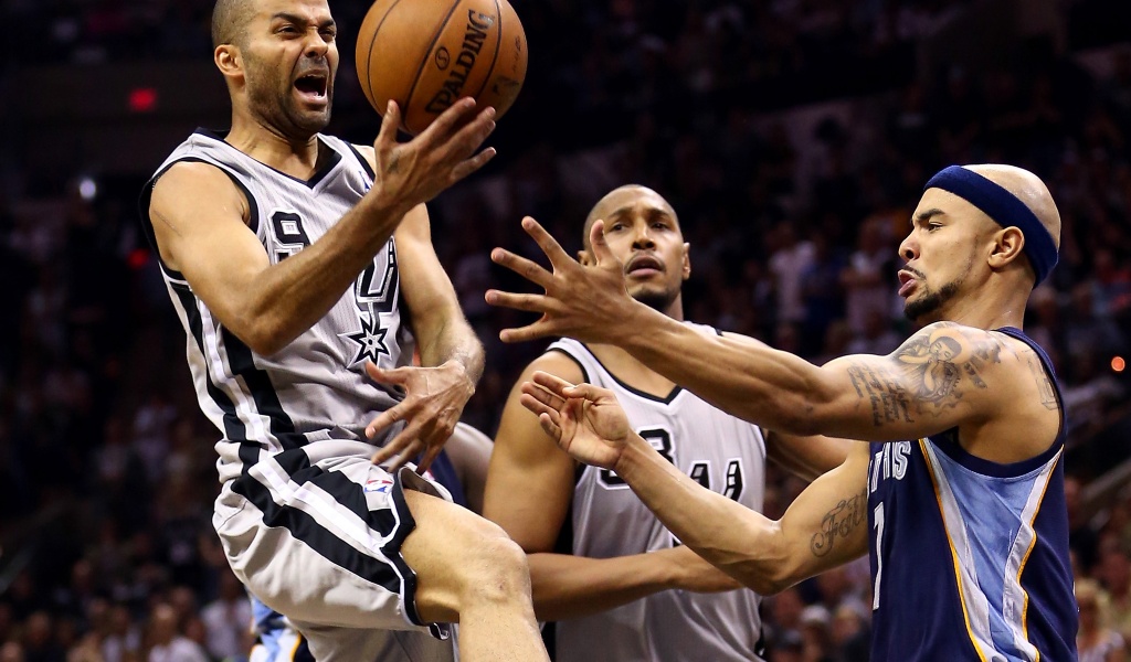 Tony Parker Lays The Ball Up