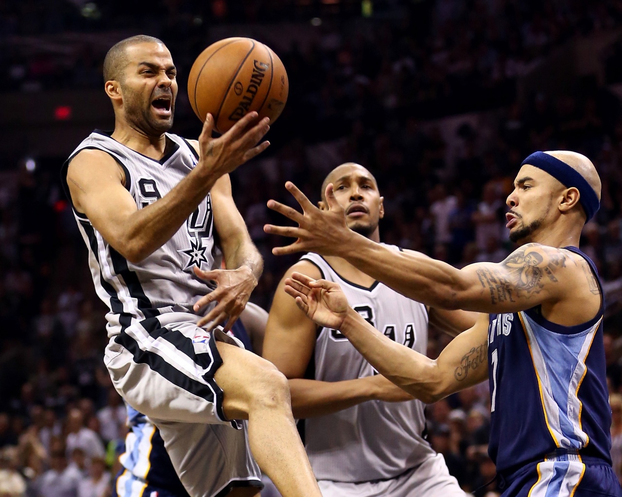 Tony Parker Lays The Ball Up