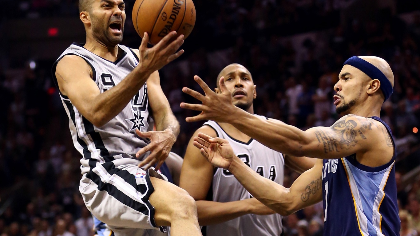 Tony Parker Lays The Ball Up