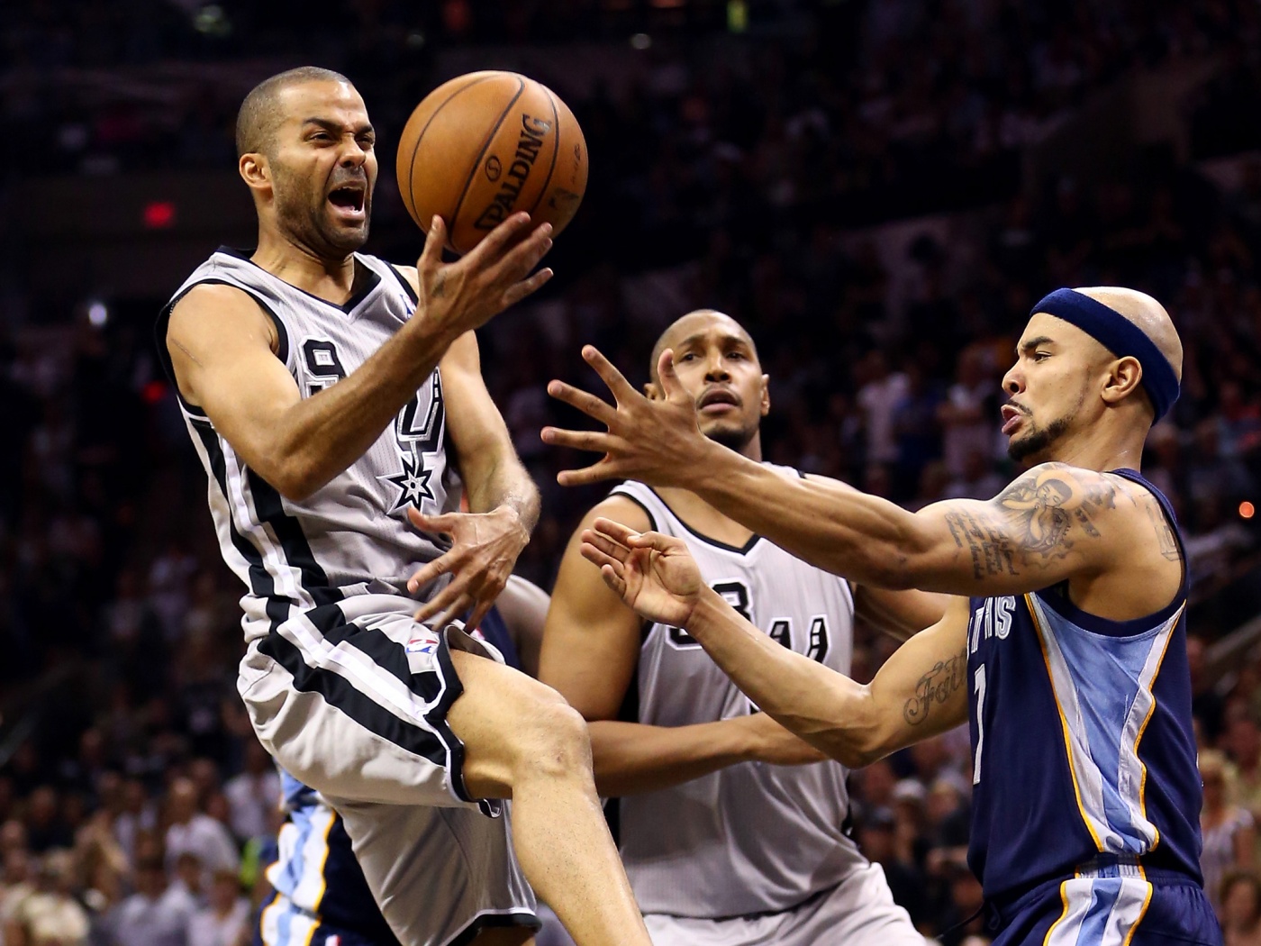 Tony Parker Lays The Ball Up