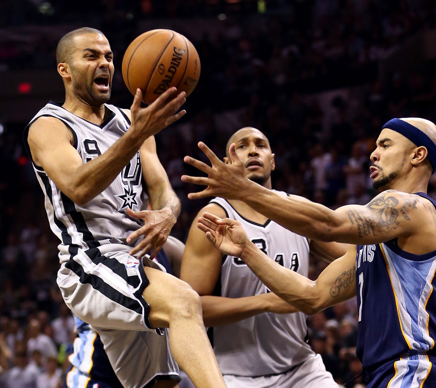 Tony Parker Lays The Ball Up