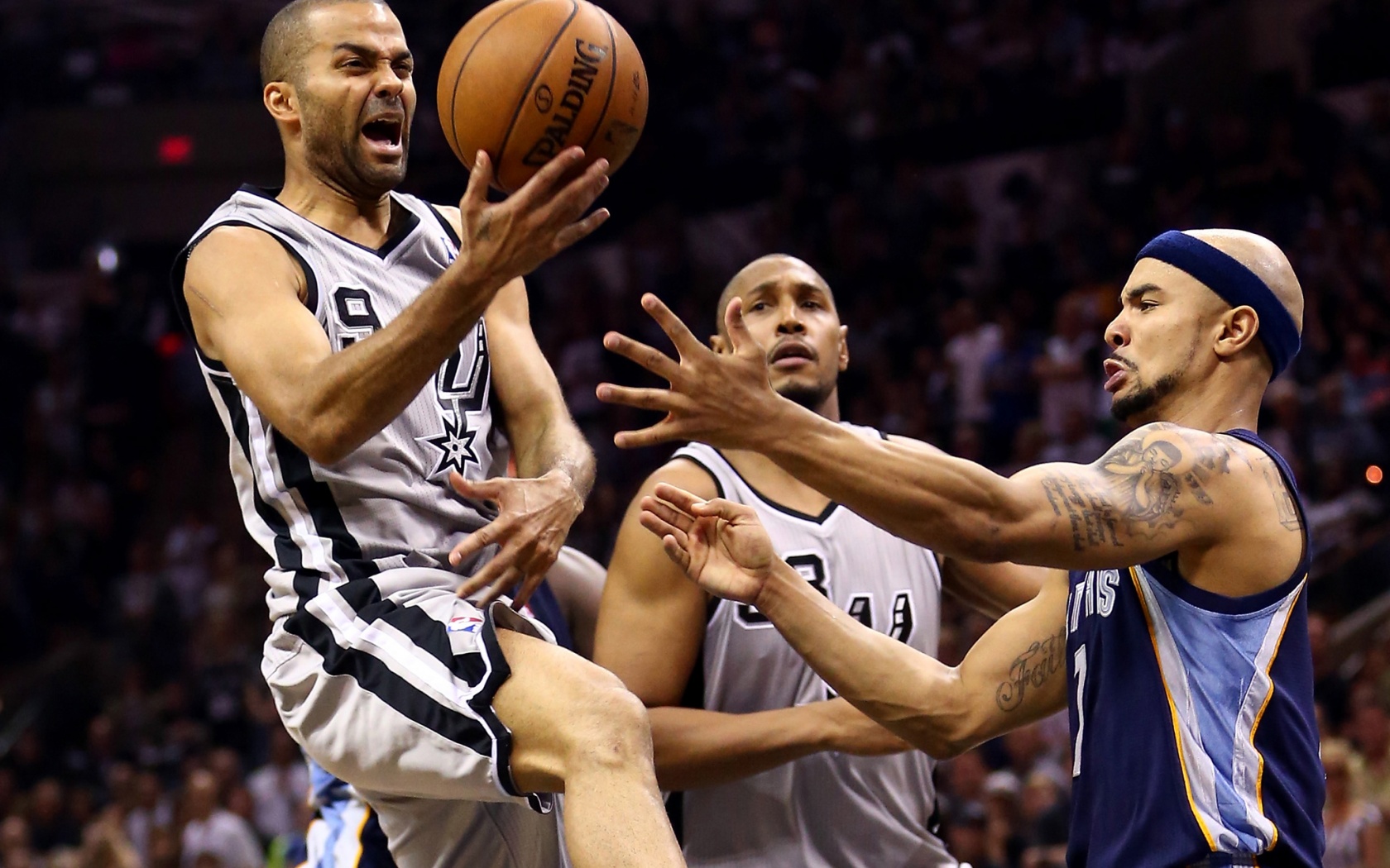 Tony Parker Lays The Ball Up